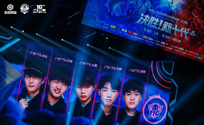 用手推搡或 用手推搡或